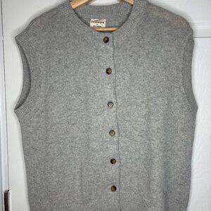 Cashmere sleeveless sweater in mist grey